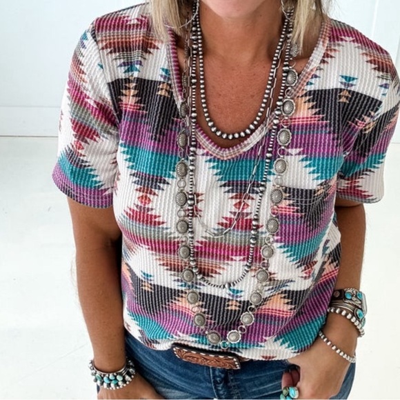 Made from ribbed fabric, features a stunning aztec print and a front pocket. - Picture 1 of 3